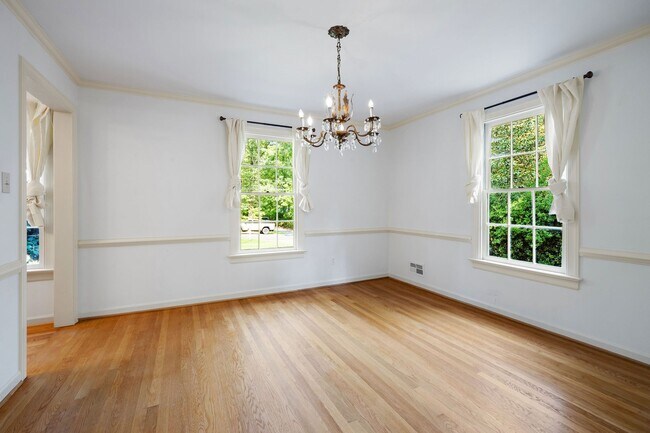 Building Photo - 2401 Scarsborough Dr