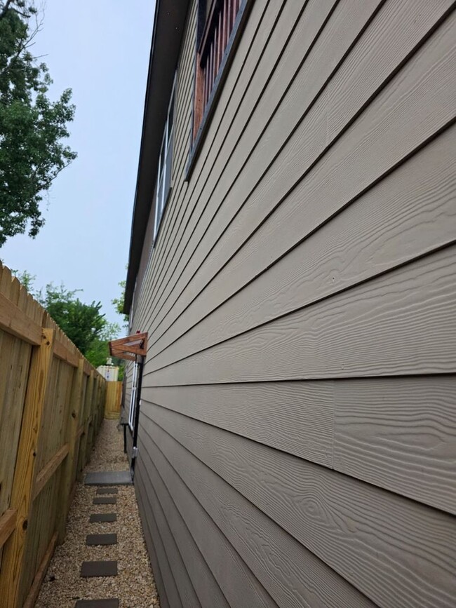 Building Photo - Stunning Duplex with Garage & Modern Finishes