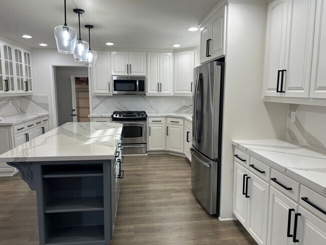 Building Photo - South Salinas Monterey Park Home