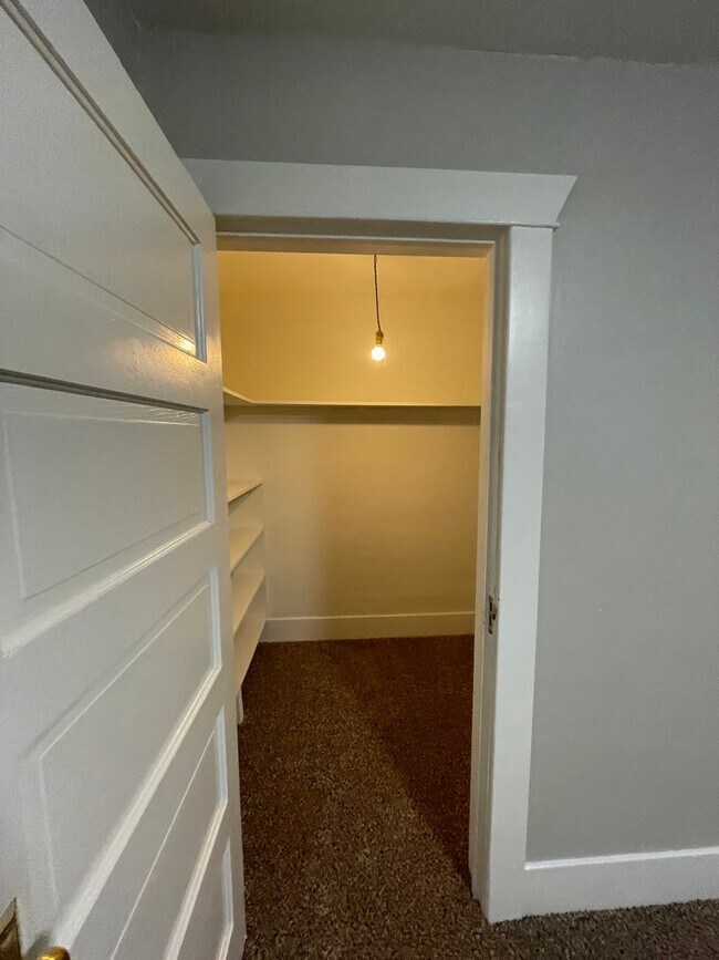 Building Photo - 4 Bedroom Home