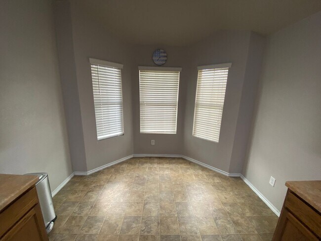 Building Photo - 3/2 Single Story ~ Conveniently located to...