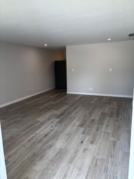 Building Photo - 3700 Lewis Dr