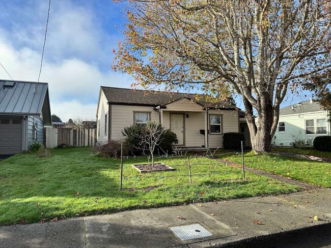 Building Photo - Charming 2 Bedroom 1 Bath home Located on ...