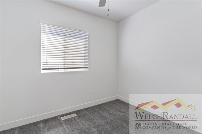 Building Photo - Beautiful 3 Bed 2.5 Bath Townhome in West ...