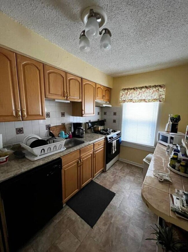 Building Photo - Lovely Cherry Hill Parke 2nd floor 2 bedro...