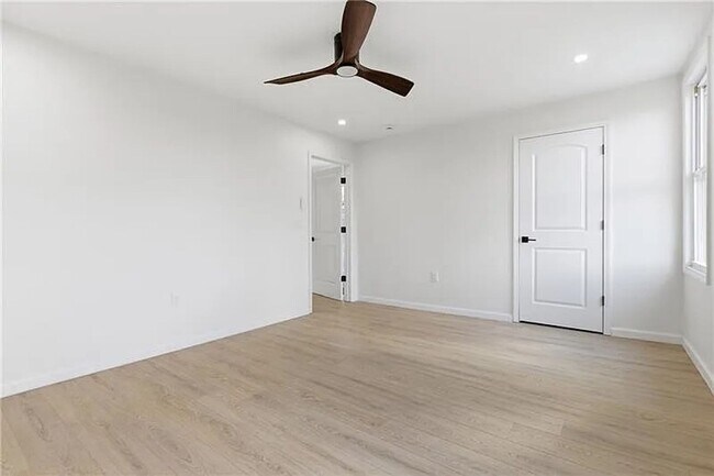 Building Photo - 4 bed 2.5 bath - stunning home, great location, must see.