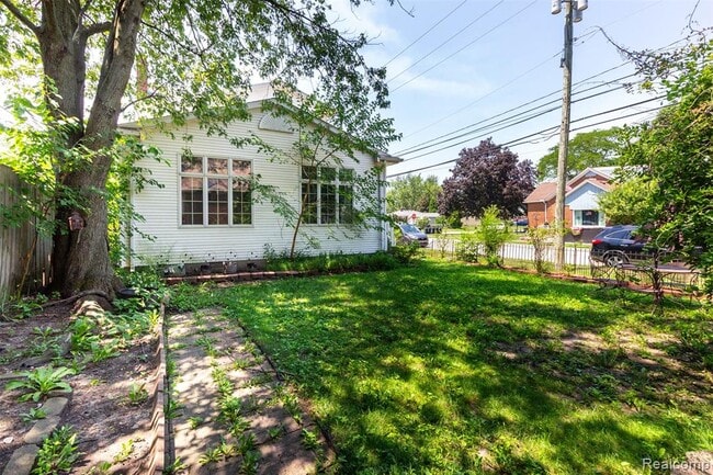 Building Photo - 8911 Manor Ave