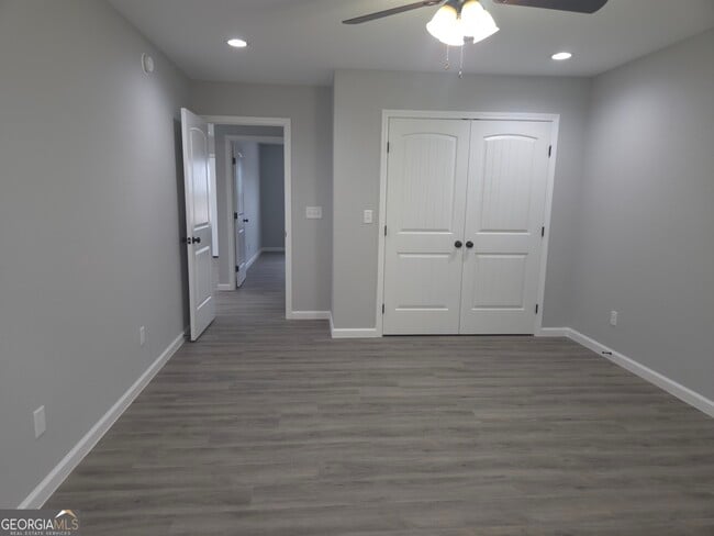 Building Photo - 401 E 7th St