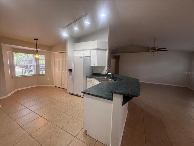 Building Photo - 620 Reflections Loop W