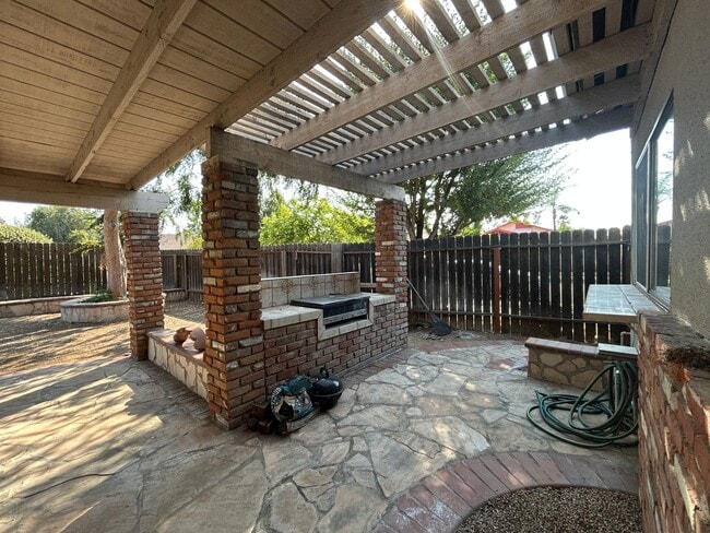 Building Photo - 5055 Pearblossom Dr