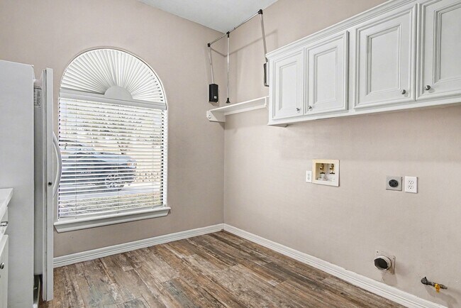 Building Photo - 15569 Crown Oaks Dr