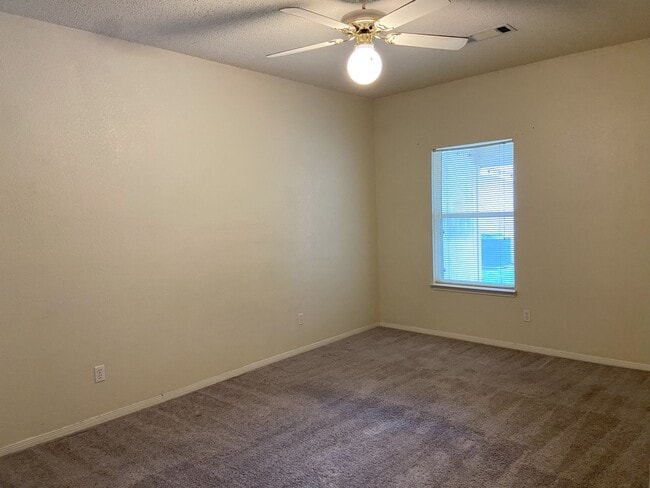 Building Photo - One-Bedroom with Garage