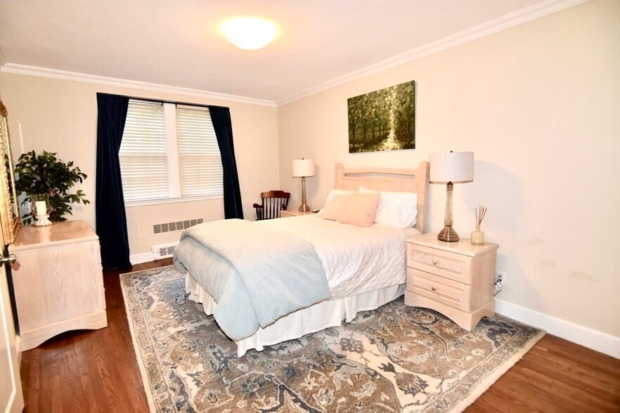 Building Photo - 33 Beacon St