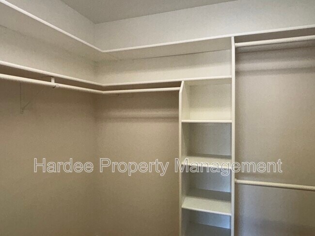 Building Photo - 1362 Pineridge Dr E