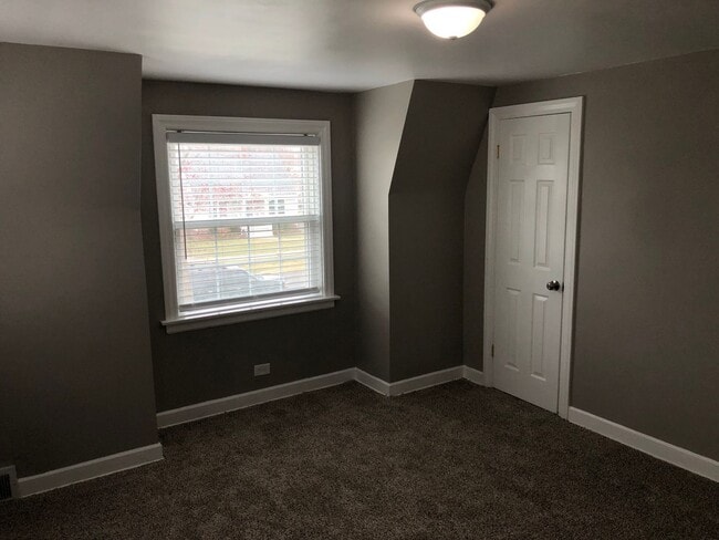 Building Photo - Great Home Beautiful Bathrooms/Kitchen! Fe...