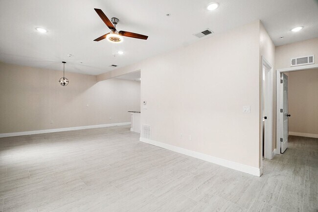 Building Photo - Luxury 2 Bed 2 Bath, Downtown Eustis Full ...