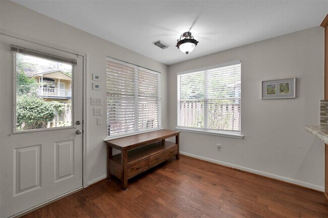 Building Photo - 24 E New Avery Pl