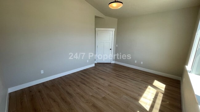 Building Photo - Modern 3 BD | 2 BA Home w/ Bonus Room - Es...