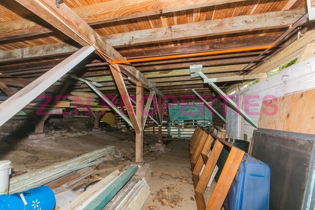 Building Photo - 1555 Moani St