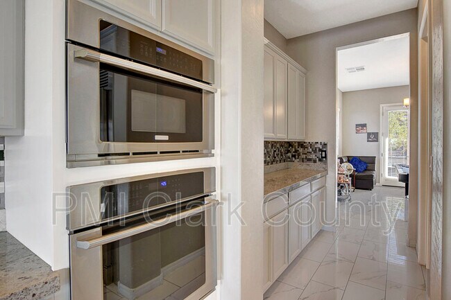 Building Photo - 320 Oakrun Ct