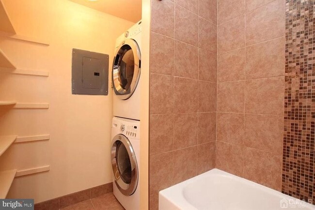 Building Photo - 818 Ravens Crest Dr