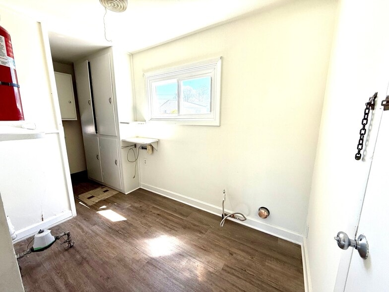 Building Photo - 633 Windsor Ave