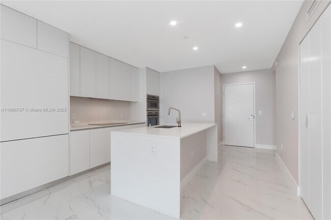 Building Photo - 700 NE 24th St