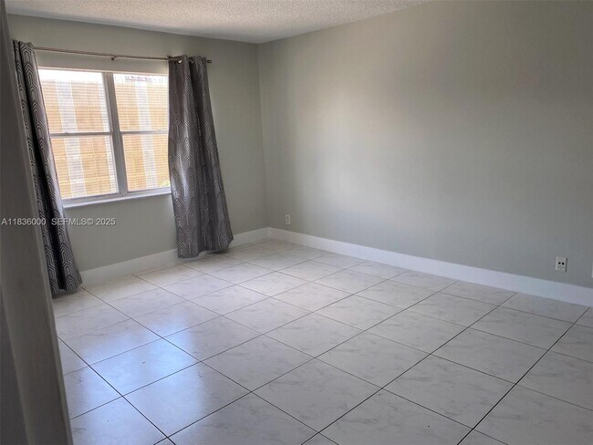 Building Photo - 401 Golden Isles Dr