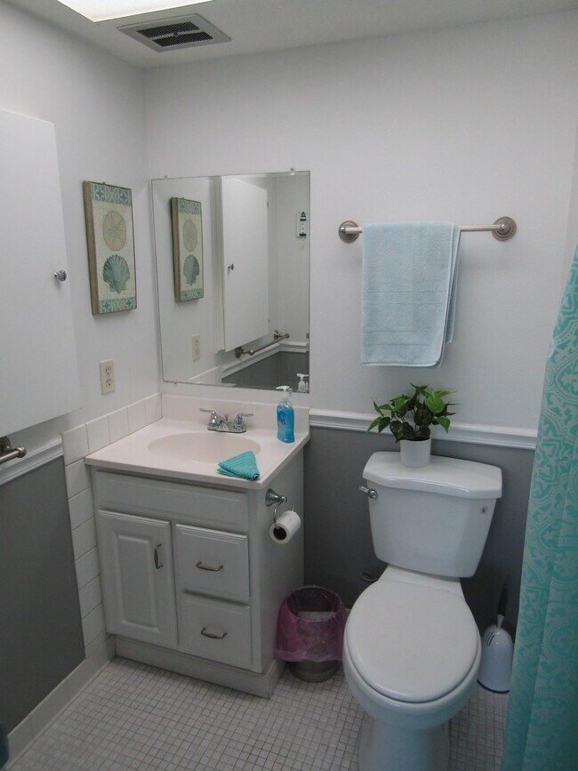 Building Photo - 708 S Tamiami Trail