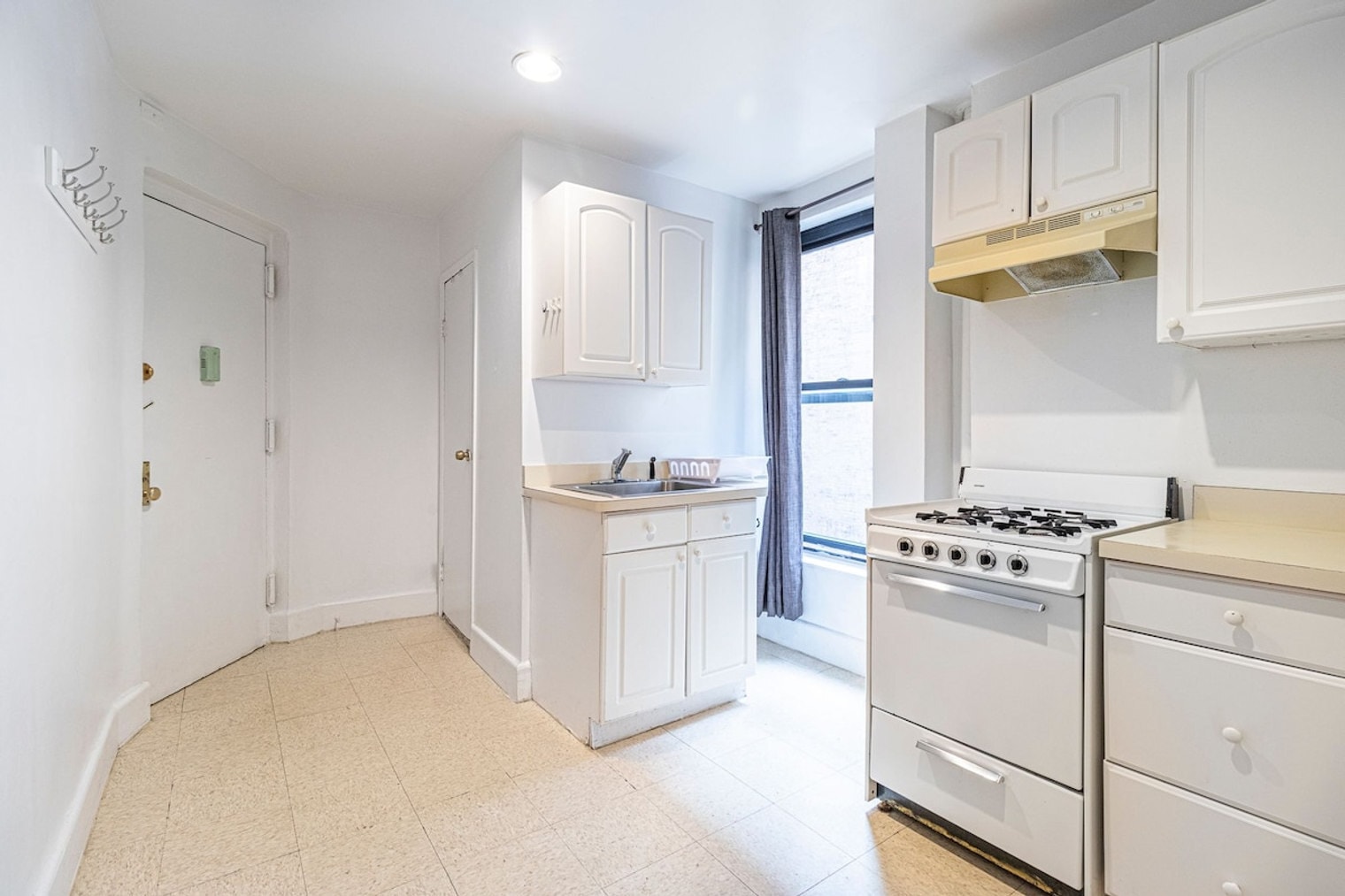 Building Photo - 315 E 95th St