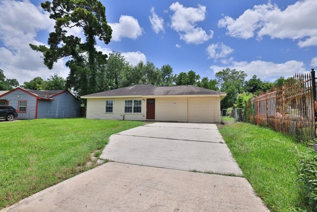 Building Photo - 9026 Lake Forest Blvd