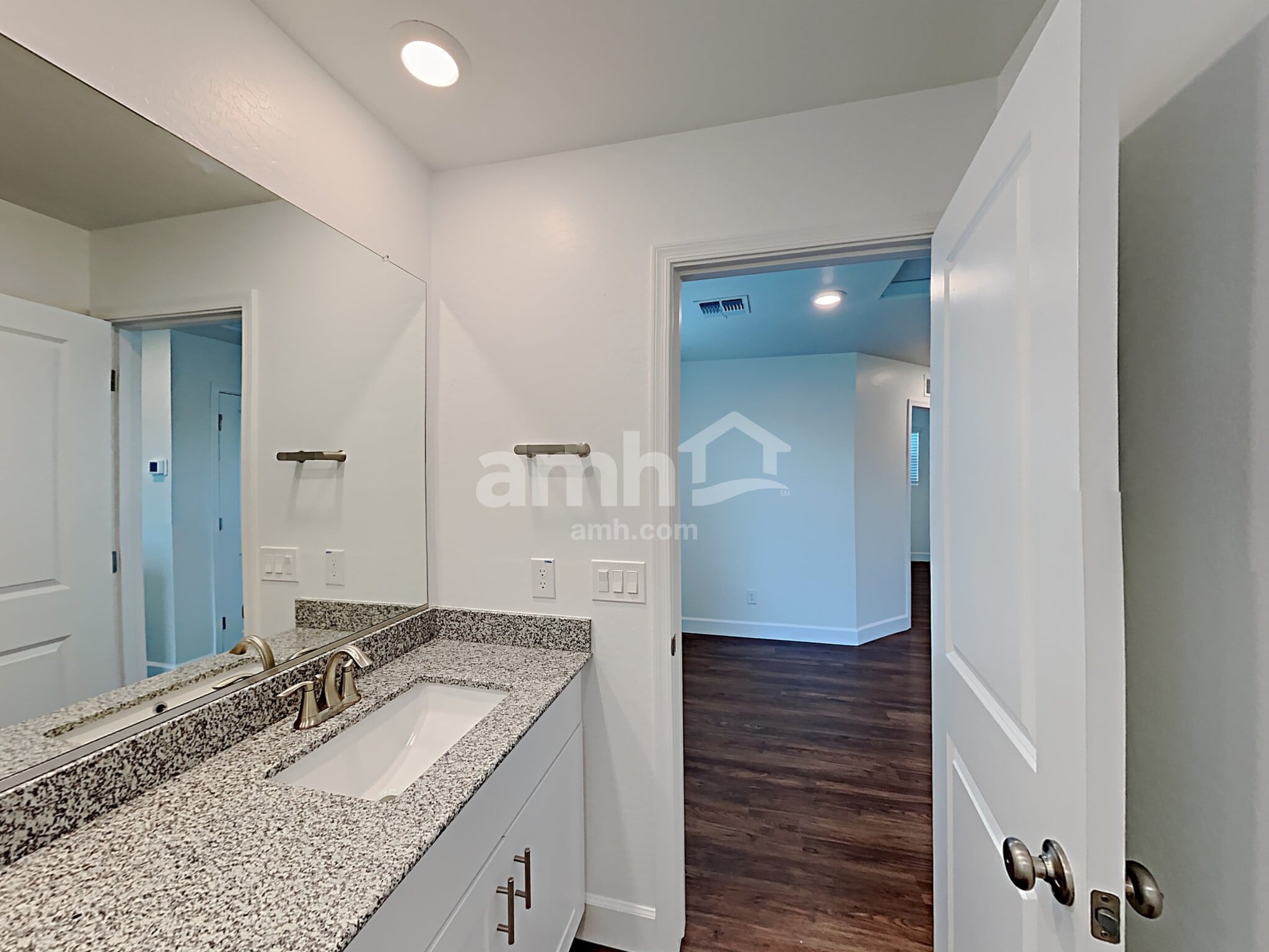 Building Photo - 622 W Harbor Dr