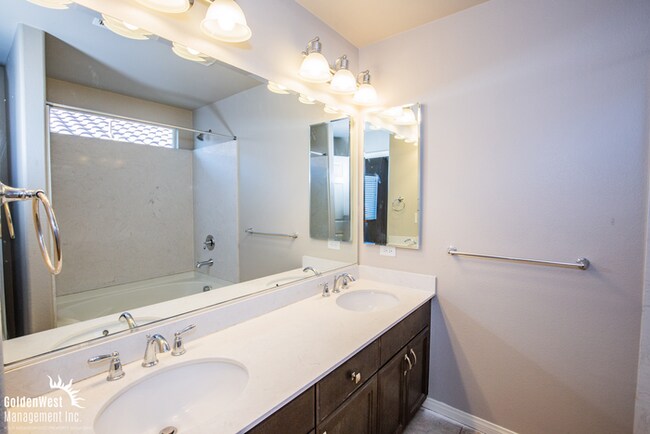 Building Photo - Gorgeous 4Bdm 2.5Ba Two-Story Home in Sout...