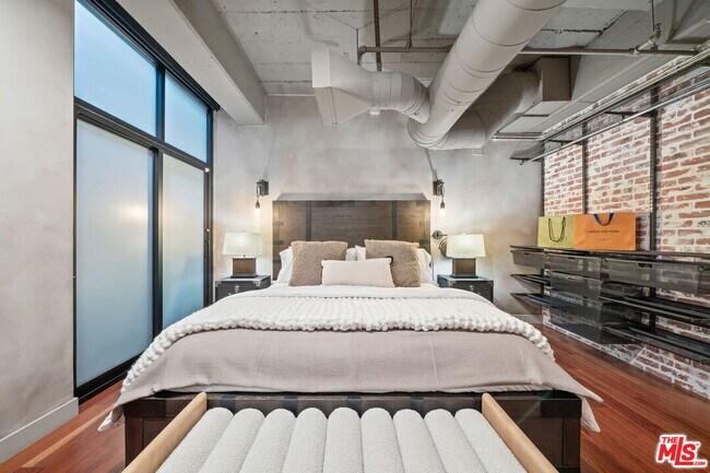 Building Photo - 330 W 11th St