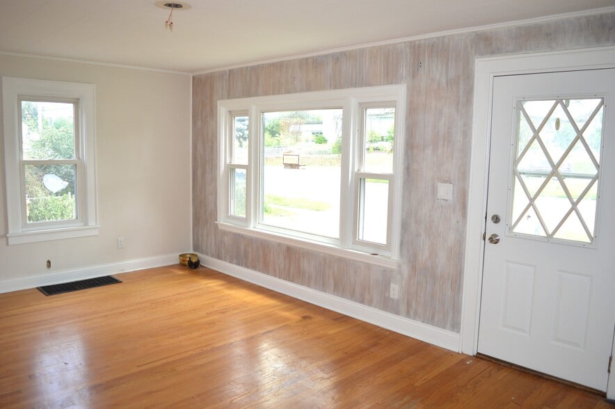 Building Photo - 1612 Packers Ave