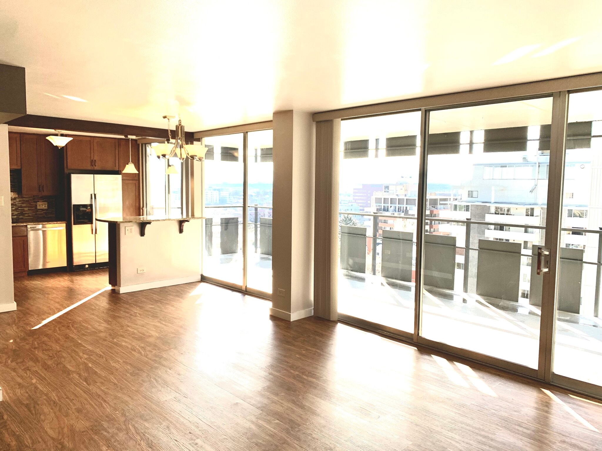 Floor to ceiling windows with window coverings - 790 N Washington St