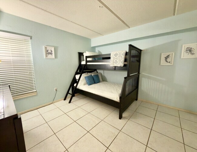 Building Photo - 404 Padre Blvd