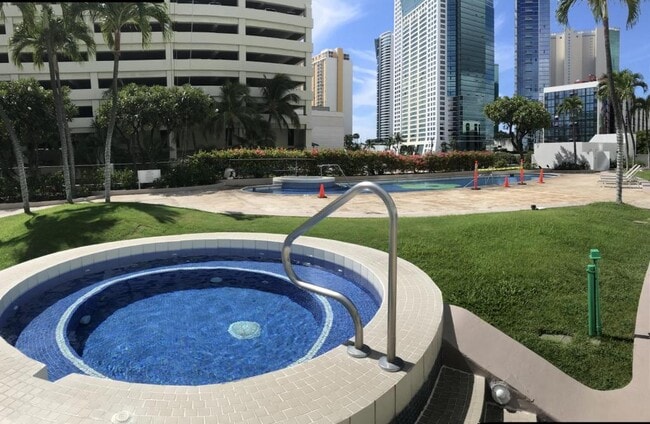 Building Photo - 1341 Kapiolani Blvd