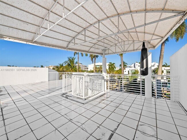 Building Photo - 450 Victoria Terrace