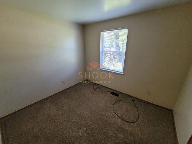 Building Photo - METICULOUSLY MAINTAINED COZY HOME