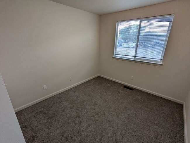Building Photo - Updated 3-Bedroom Townhome in Dayton – Mov...