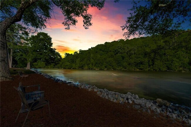 Building Photo - 1028 Riverbend Club Dr SE