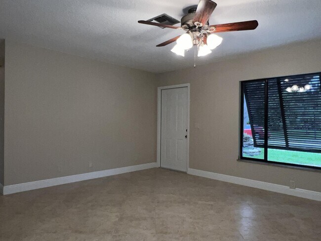 Building Photo - 2545 Conroy Dr