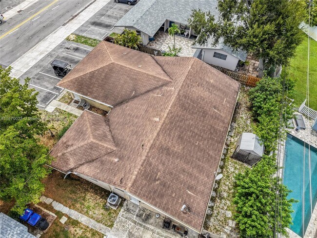 Building Photo - 1821 NE 56th St