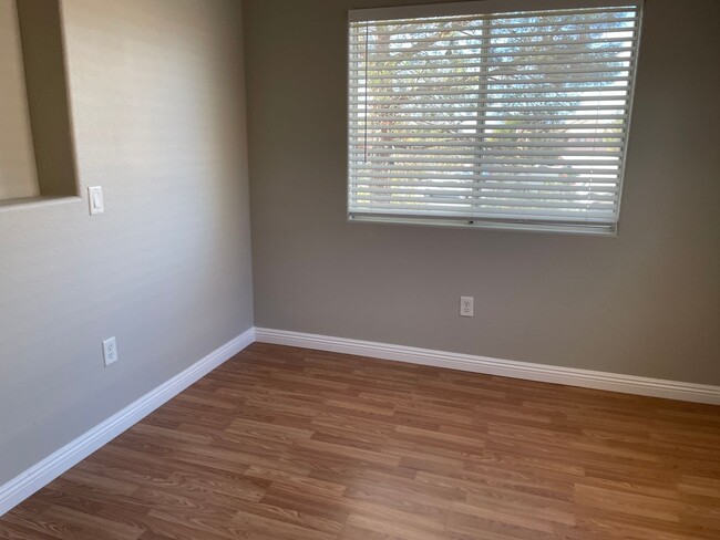 Building Photo - 2 bedroom upgraded condo in Silverado Ranch