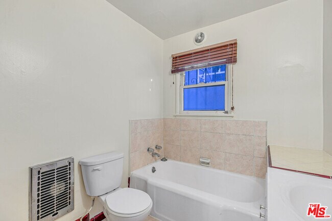 Building Photo - 3725 S Victoria Ave