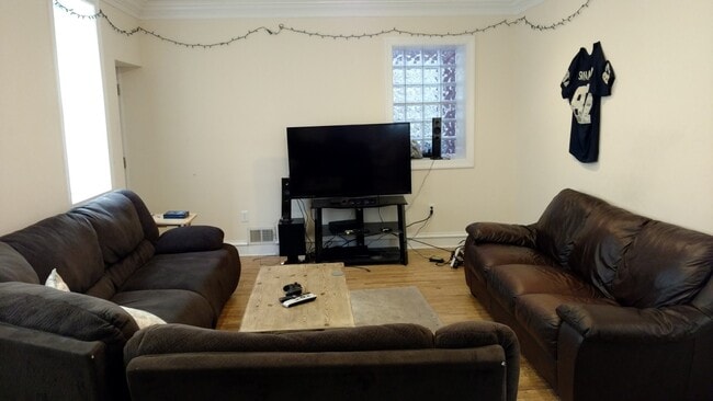 Building Photo - 4 Bedroom House in the Southside Flats!  Central Air. Washer and Dryer on Main Floor. Private Patio.
