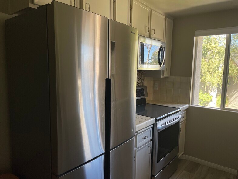 Kitchen - 5350 Baltimore Dr