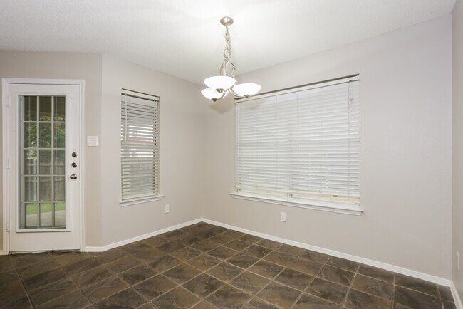 Building Photo - 704 Stonebrooke Dr