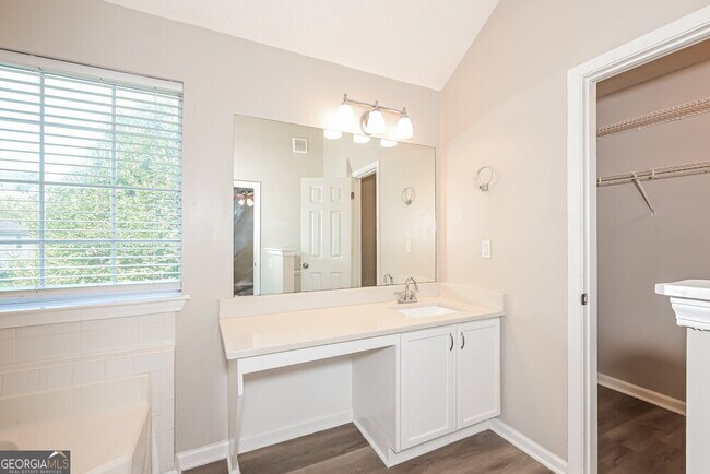 Building Photo - 237 Fox Run